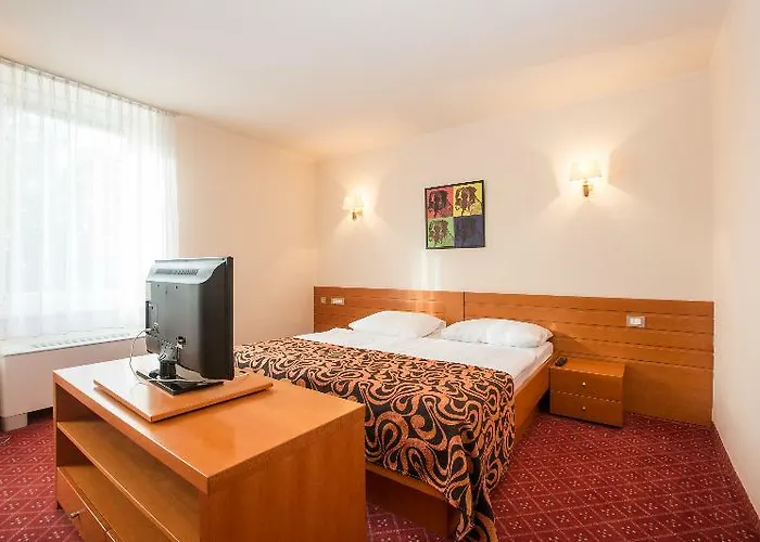 Отель Celeia Целе